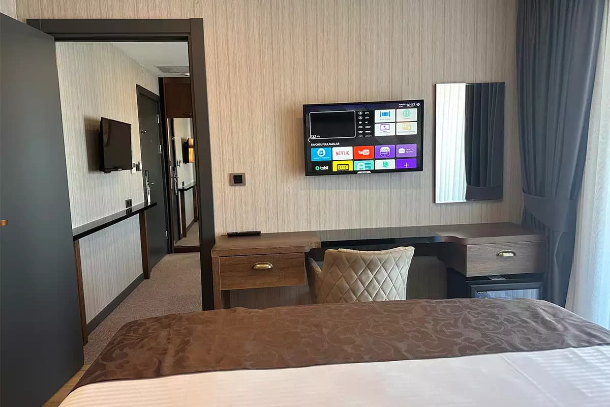 Work desk and Smart TV in a guest room