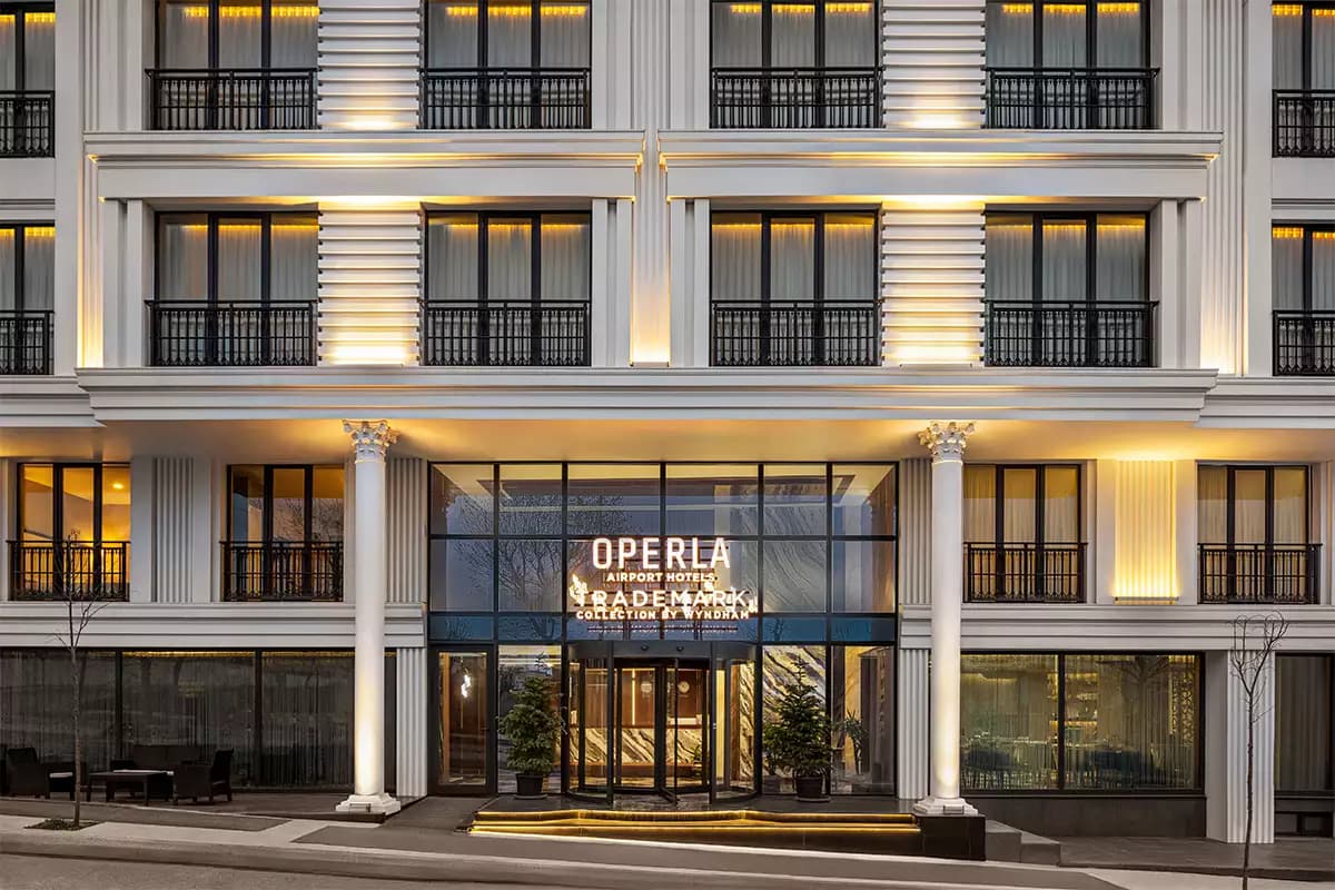 The glazed entrance of the hotel