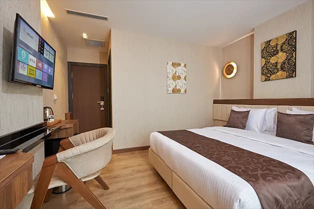 Deluxe Jetted Tub Room